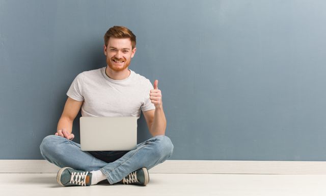 Mann mit Laptop im Homeoffice